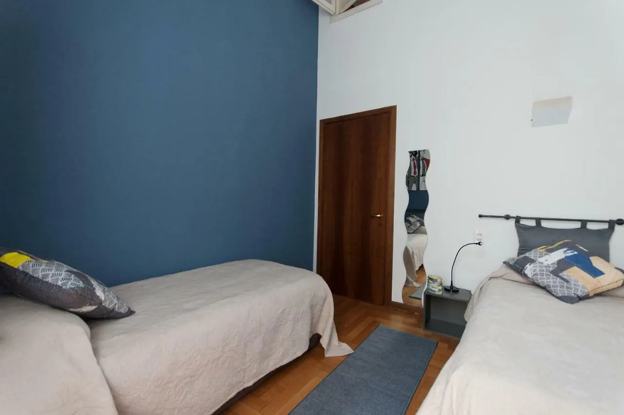 Fancy Blue Duomo Duplex Apartement Milão